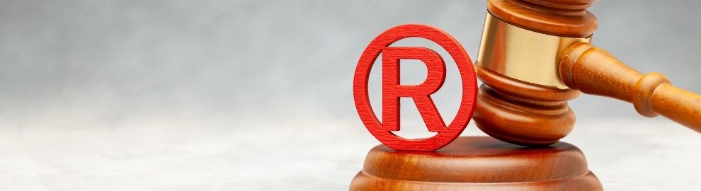 İzmir Marka Tescil, işletmelerin marka adlarını, logolarını ve sembollerini yasal olarak koruma altına almasını sağlar. Bu süreç, Türk Patent ve Marka Kurumu'na başvuruyla başlar ve markanın daha önce tescillenip tescillenmediği araştırılır