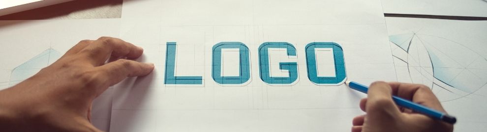 Marka Uygun Logo Tasarımı, tüketici ile marka arasındaki ilk bağlantıyı kuran görsel bir unsurdur. İyi tasarlanmış bir logo, markanın tanınabilirliğini artırırken, hedef kitleye duygusal bir bağ kurma imkanı sağlar.